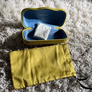 Gucci velvet case, satin dust bag and lens cleaning cloth only (No sunglasses).